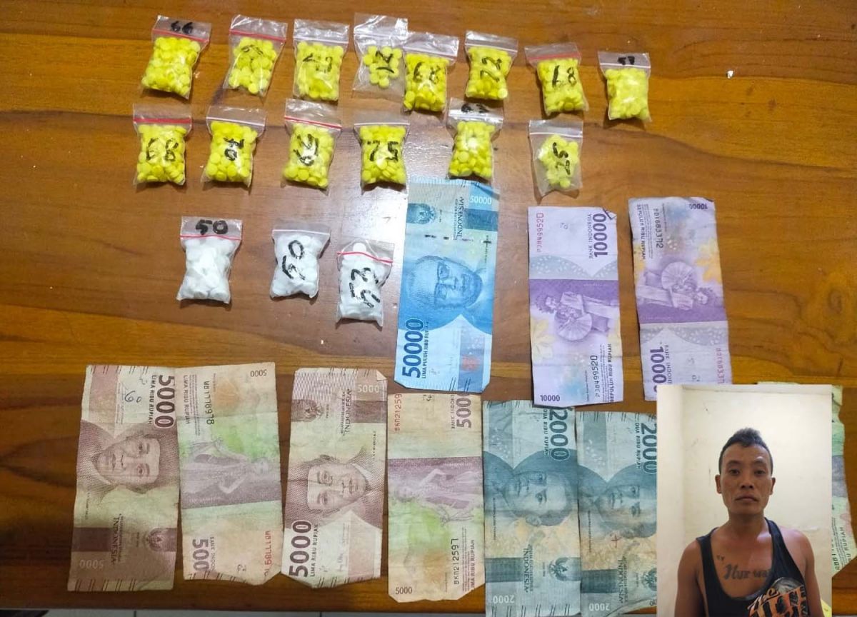 Pengedar dan barang bukti pil koplo diamankan Polsek Kotaanyar (Foto: Humas Polres Probolinggo)