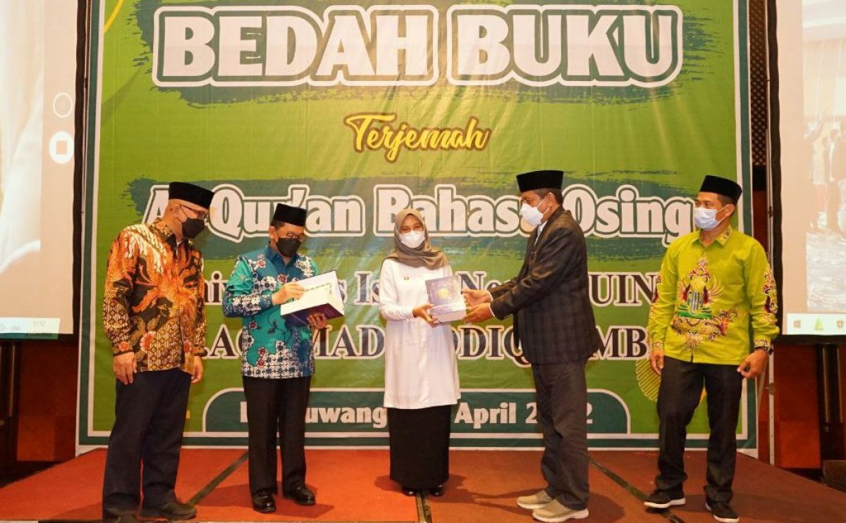 Bupati Ipuk Fiestiandani menghadiri bedah buku Terjemah Al-Qur'an Bahasa Osing di Hotel El Royal. (Foto: Humas Pemkab Banyuwangi/jatimnow.com)