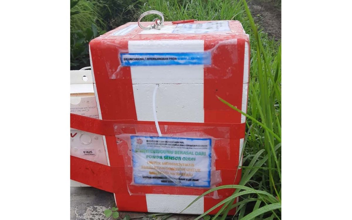 Benda misterius dari langit yang ditemukan di areal persawahan Desa Nglele, Kecamatan Sumobito, Kabupaten Jombang (Foto-foto: Polsek Sumobito)