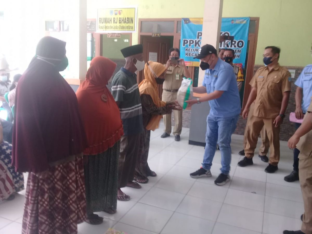 Empat ton beras disalurkan untuk warga Kota Probolinggo jelang Idul Fitri 1434 Hijriah. (Foto: Mahfud Hidayatullah/jatimnow.com)