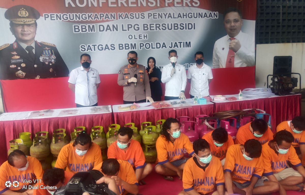 Tersangka yang diamankan terkait kasus penyelewengan BBM jenis bio solar. (Foto: Zain Ahmad/jatimnow.com)