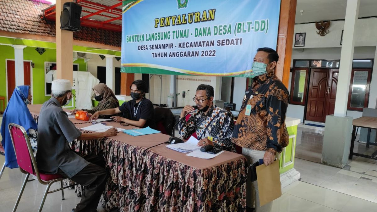 Penyaluran BLT minyak goreng di Kecamatan Sedati. (Foto: Zainul Fajar/jatimnow.com)