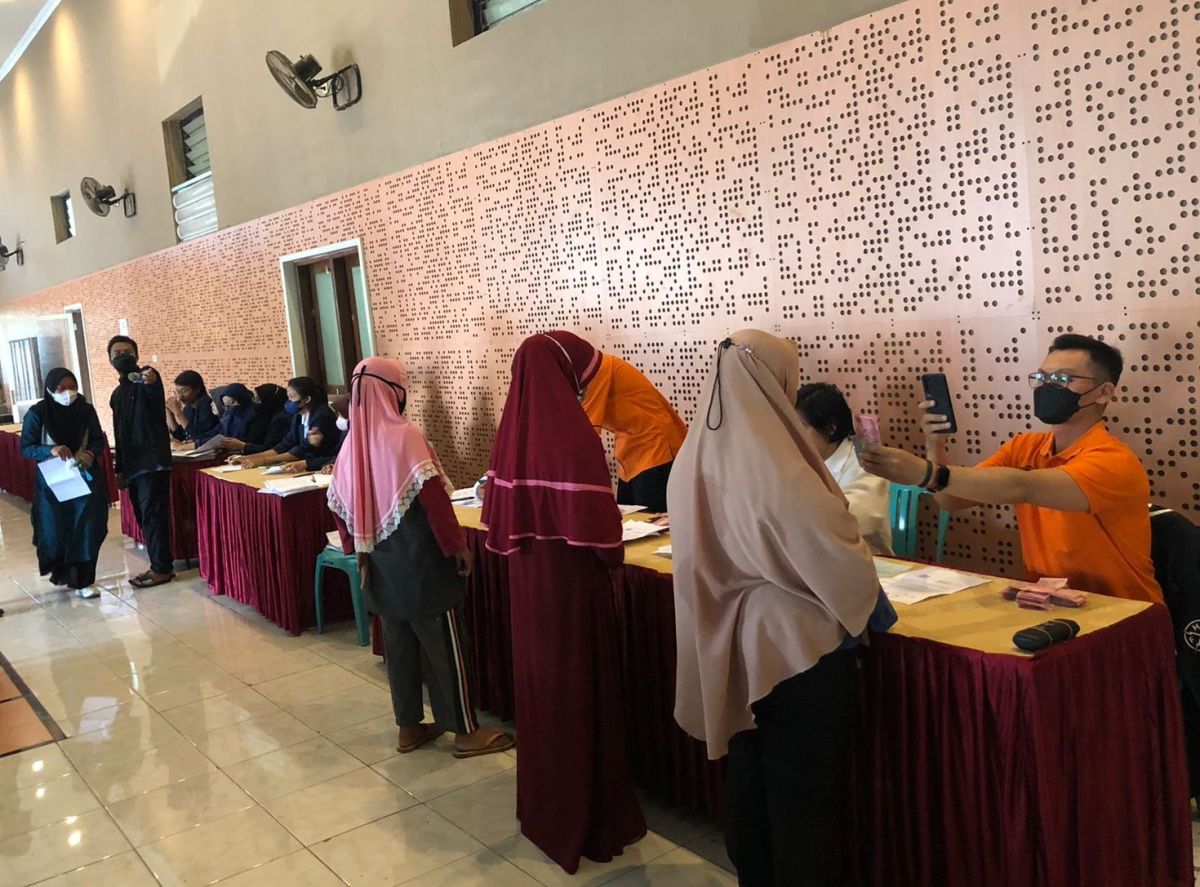 Penyaluran BLT minyak goreng bagi KPM di Kota Batu. (Foto: Galih Rakasiwi/jatimnow.com)