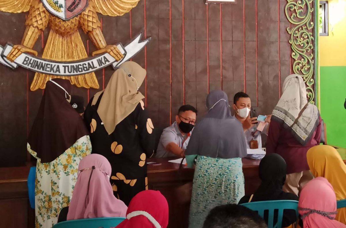 Pembagian BLT minyak goreng di Ponorogo (Foto-foto: Mita Kusuma/jatimnow.com)