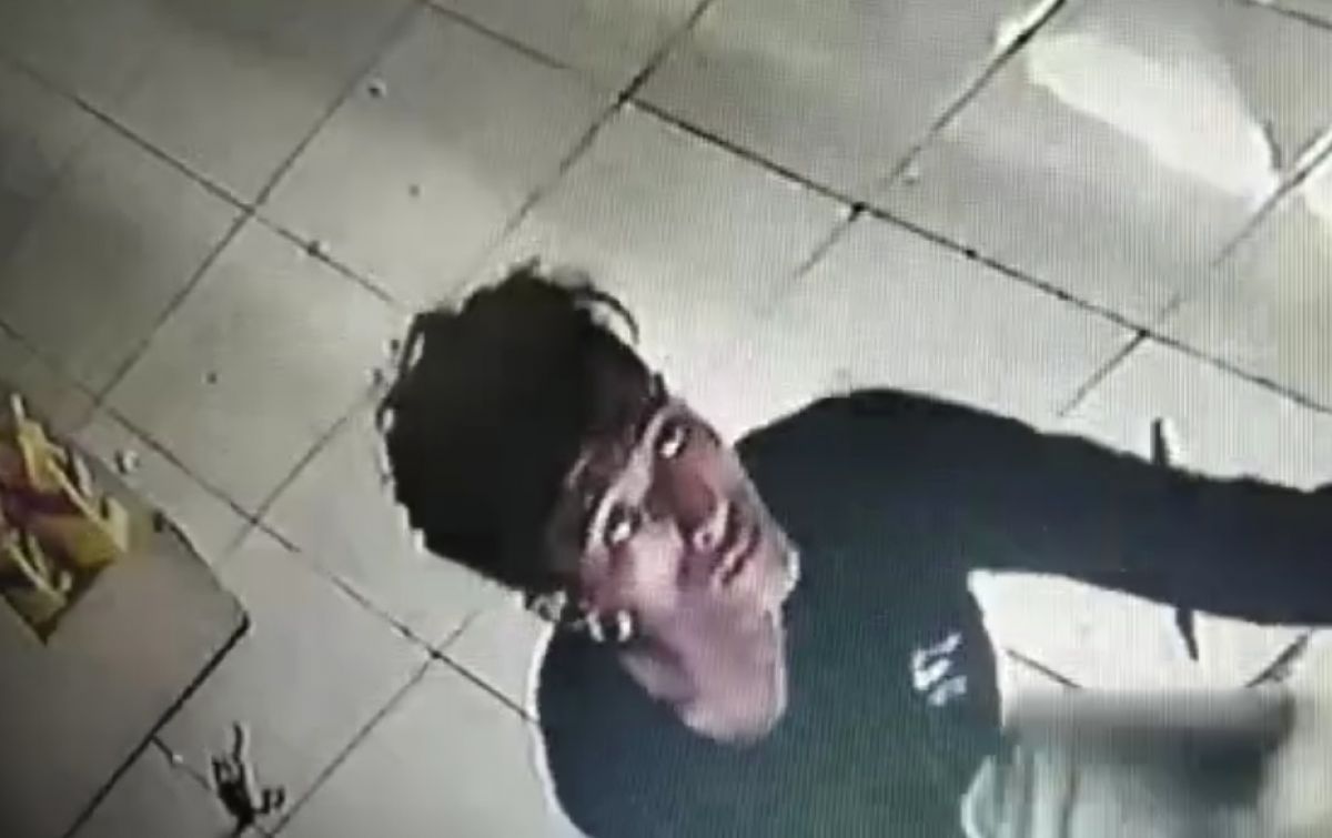 Pelaku pembobol Prima Freshmart Sidoarjo. (Foto: tangkapan layar CCTV)