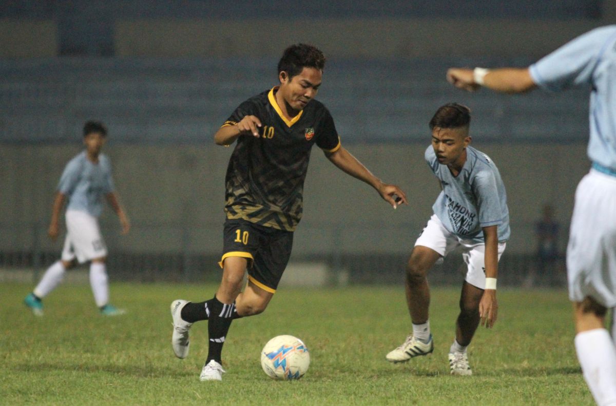 Pemain Bopa FC (hitam) saat bertanding (Foto: Sahlul Fahmi/jatimnow)