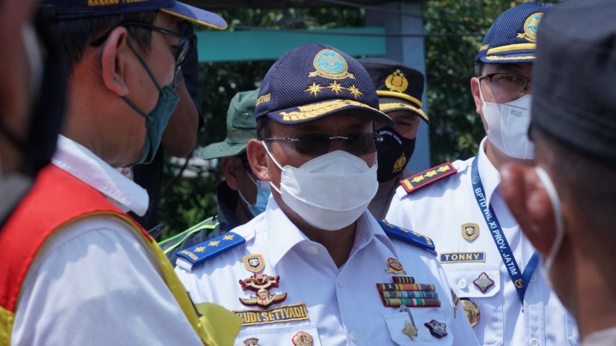 Dirjen Perhubungan Darat, Budi Setiadi saat meninjau perbaikan Jembatan Ngaglik Lamongan. (Foto: Adyad Ammy Iffansyah/jatimnow.com)