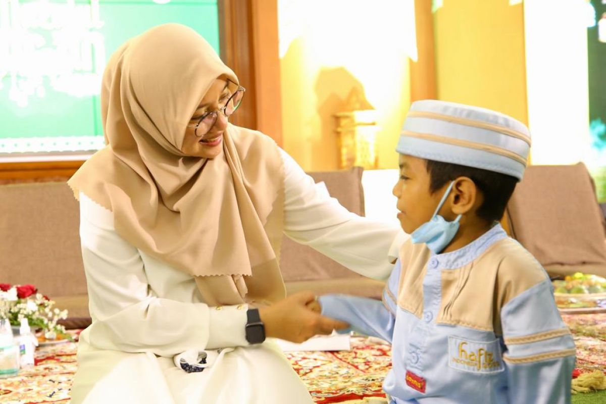 Bupati Banyuwangi Ipuk Fiestiandani saat bertemu Nadhif di acara Festival Alquran, Selasa (19/4/2022).(Foto: Humas Pemkab Banyuwangi)