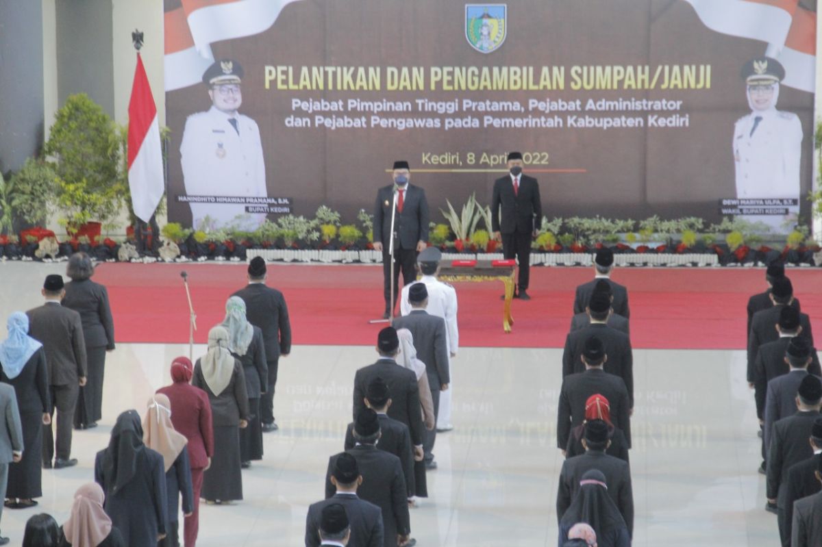 Mas Dhito memimpin pelantikan dan pengambilan sumpah janji pejabat. (Foto: Humas Pemkab Kediri/jatimnow.com)