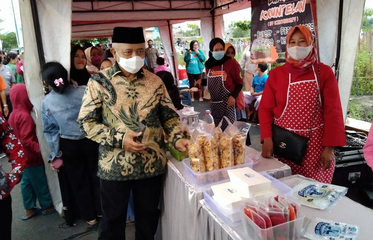 Bupati Malang, Muhammad Sanusi, saat mengunjungi pasar Ramadan. (Foto: Rizal Adhi Pratama/jatimnow.com)