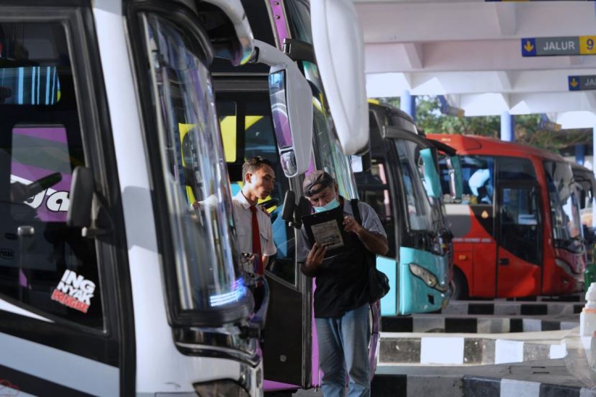 Kru bus antarkota antarprovinsi (AKAP) memeriksa daftar penumpang di Terminal Mengwi, Badung, Bali, Ahad (24/4/2022).(Foto: ANTARA/Fikri Yusuf via republika)