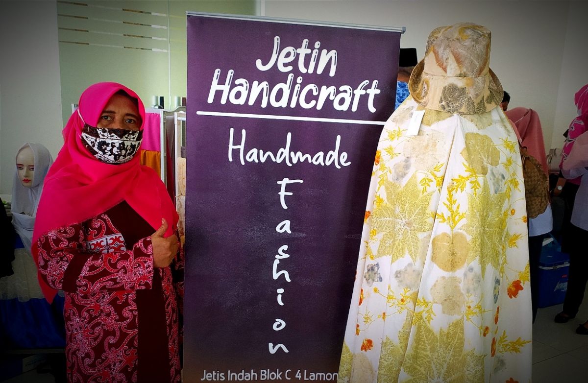 Uniknya Busana Muslim Bermotif Daun Karya Warga Lamongan