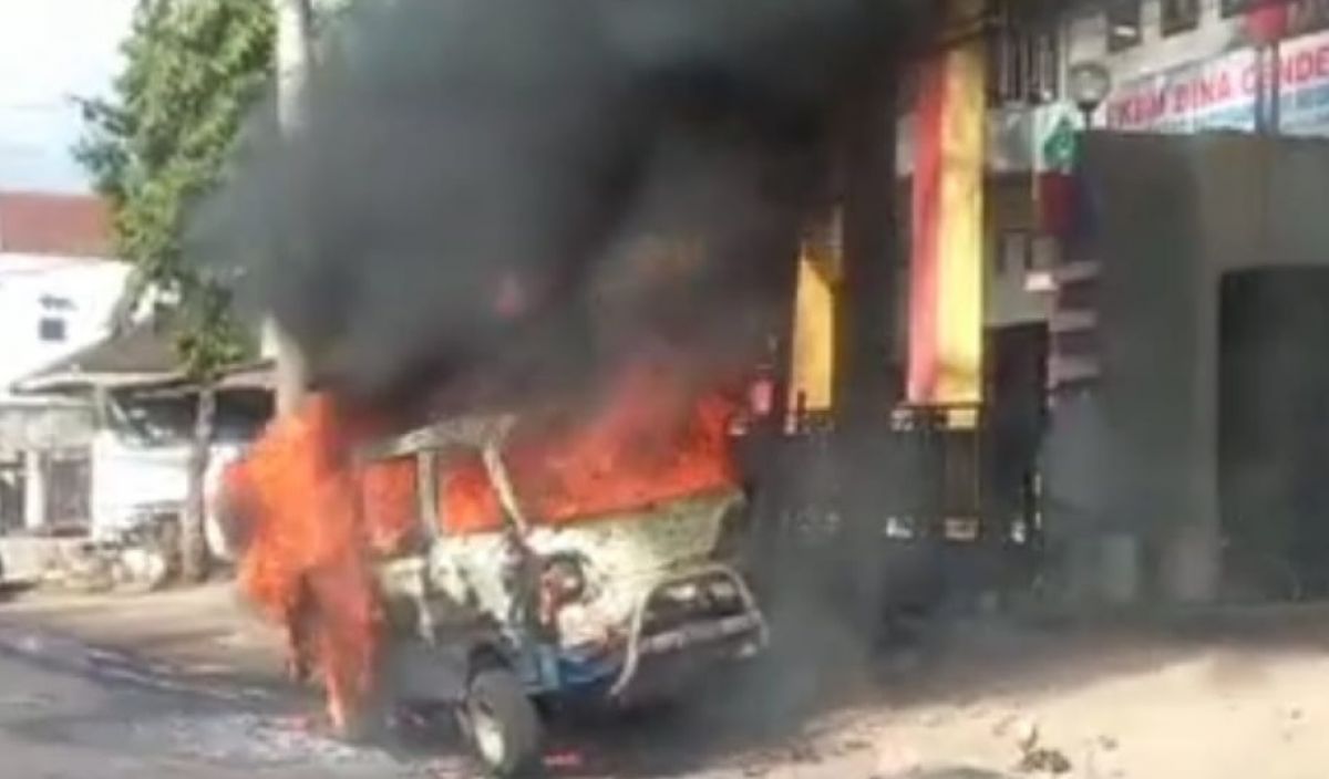 Mobil Suzuki Carry yang terbakar. (Foto: Polsek Genteng for jatimnow.com)