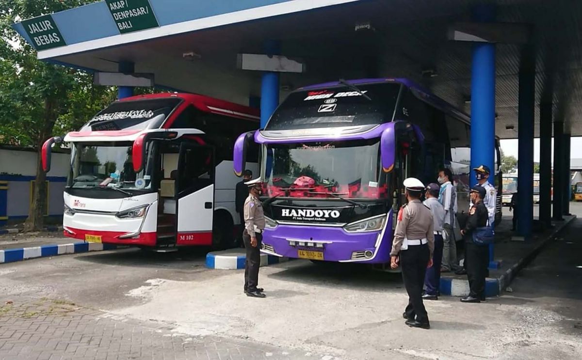 Petugas memeriksa kelayakan bus di Terminal Gayatri Tulungagung (Foto: Bramanta Pamungkas/jatimnow.com)