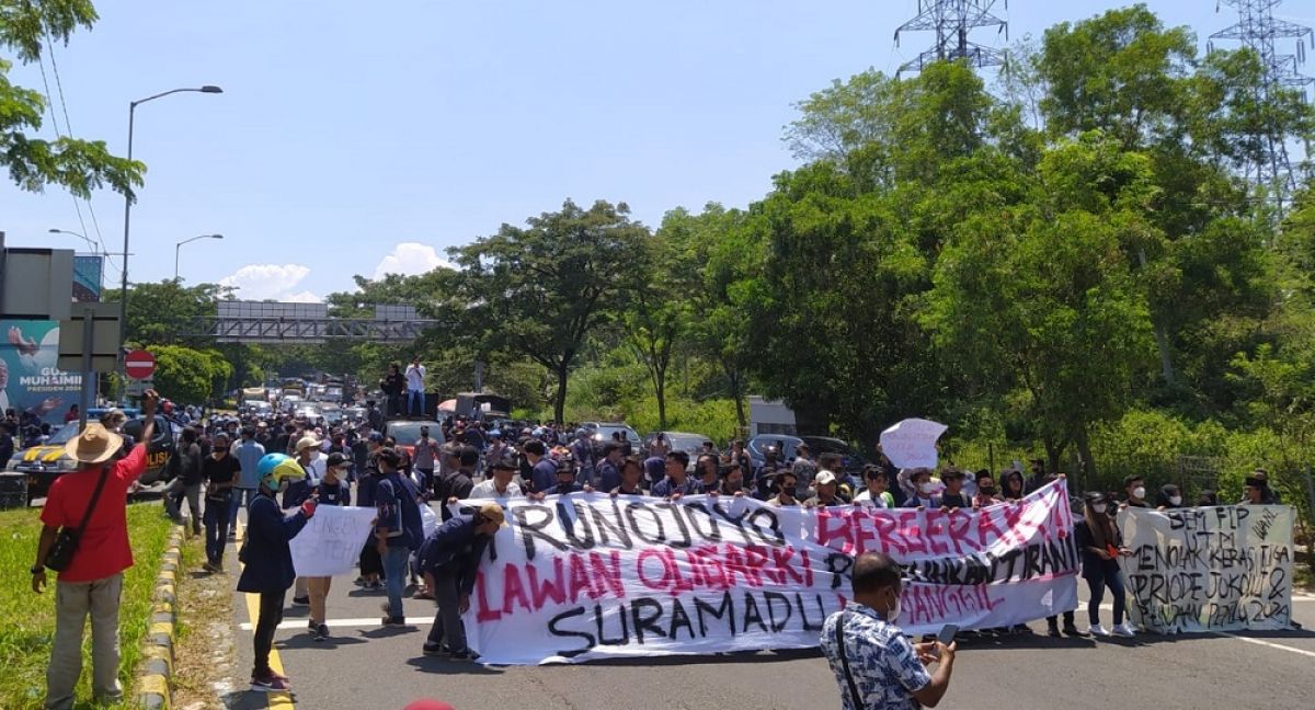 Ratusan mahasiswa menutup pintu masuk dan pintu keluar di Jembatan Suramadu sisi Madura, Senin (11/04/2022) pukul 11.00 WIB. (Foto: Fathor Rahman/jatimnow.com)