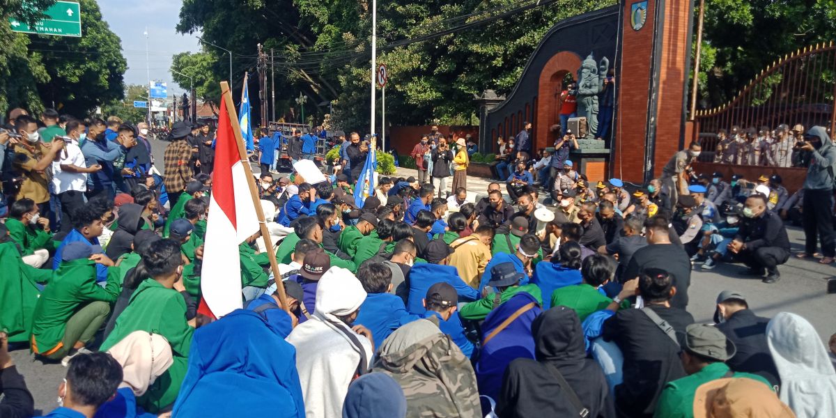 Ratusan Mahasiswa Kediri Ajak Wakil Rakyat Duduk Bareng di Aspal