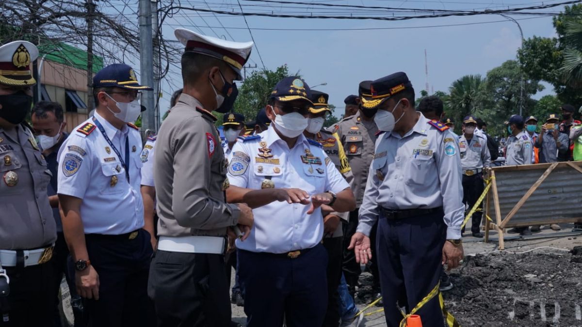 Dirjen Hubdat, Budi Setiadi saat meninjau Jembatan Ngaglik Lamongan. (Foto: Adyad Ammy/jatimnow.com)