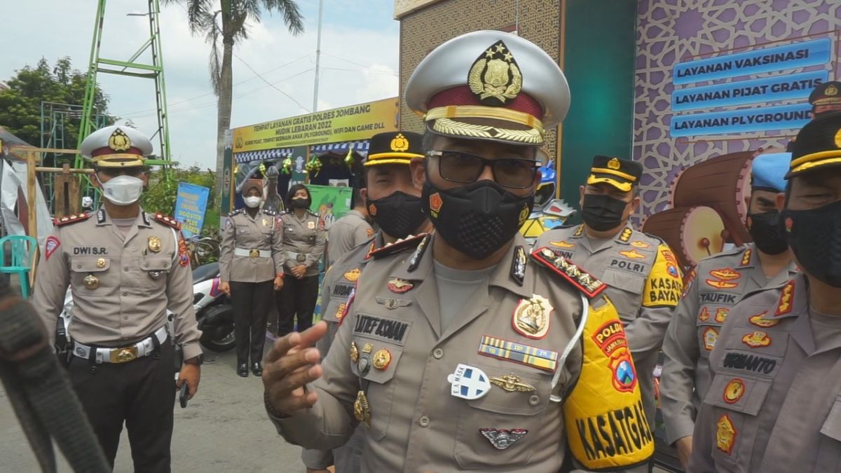 Dirlantas Polda Jatim, Kombes Pol Latif Usman saat melakukan pemantauan pos pelayanan mudik Lebaran di SPBU Bandarkedungmulyo, Jombang.(Foto: Elok Aprianto/jatimnow.com)