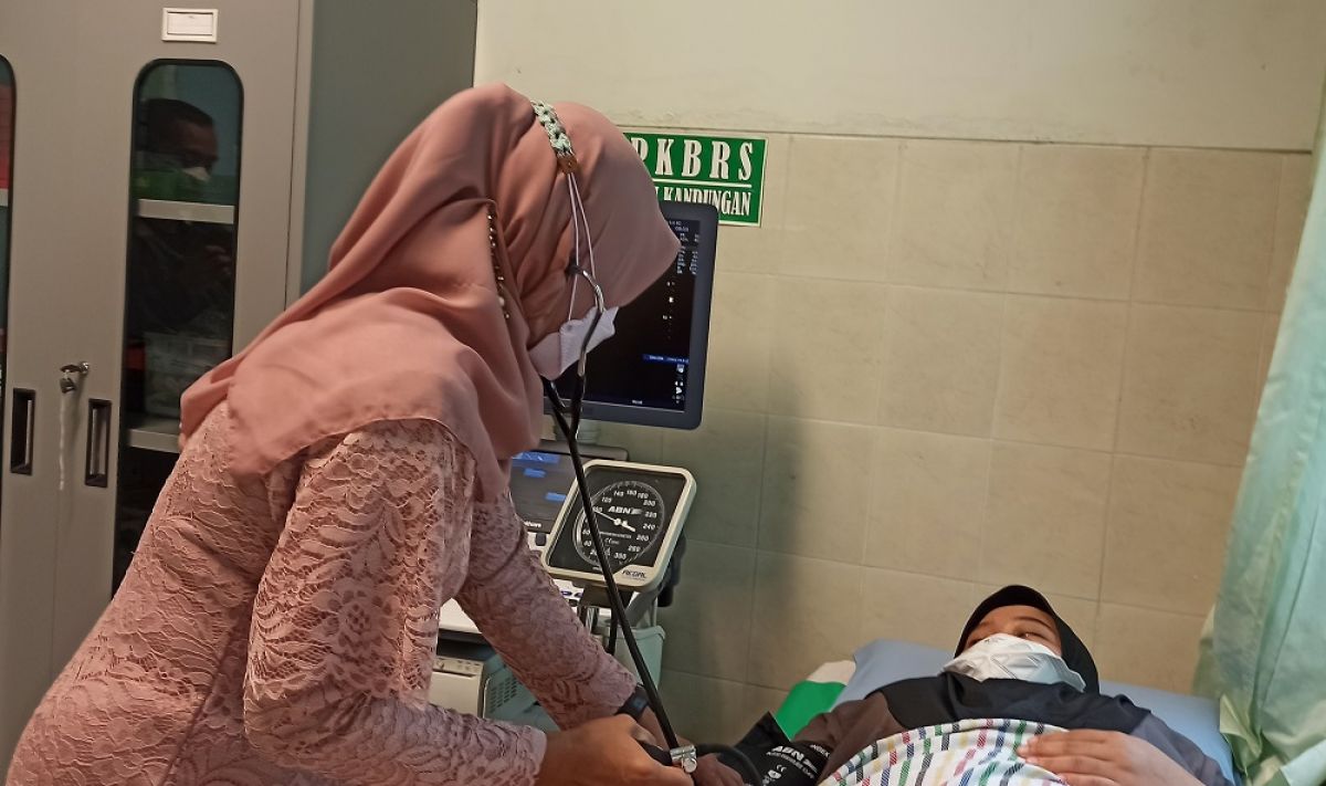 Tenaga kesehatan RSUD dr Harjono sedang memeriksa pasiennya. (Foto: Mita Kusuma/jatimnow.com)