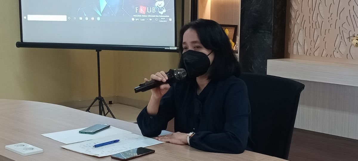 Wakil Dekan 3 Fakultas Kedokteran UB dr. Eriko Prawestiningtyas ketika memberikan keterangan dalam konferensi pers, Rabu (13/4/2022).(Foto: Galih Rakasiwi)