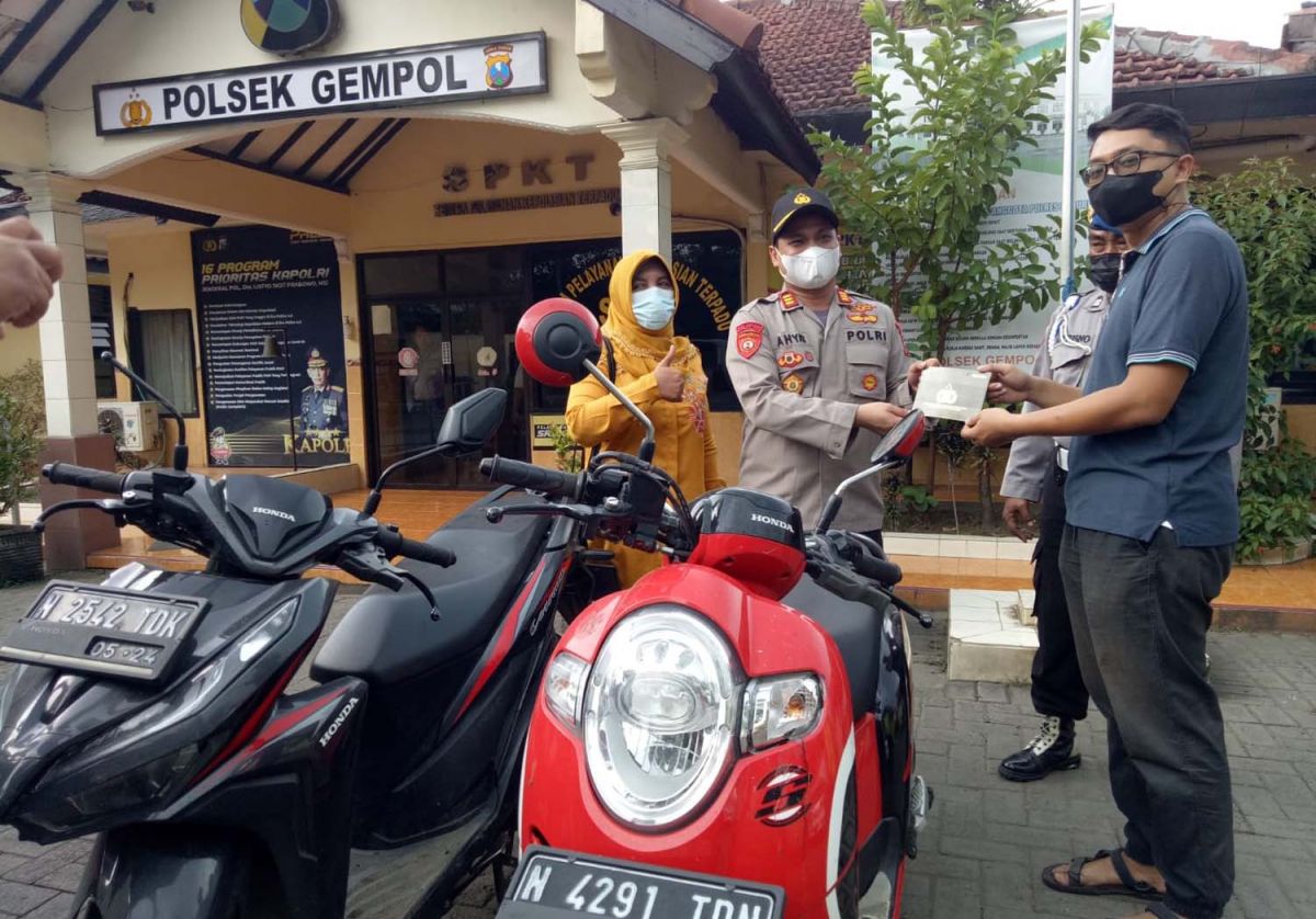 Kapolsek Gempol, AKP Zulkipli Ahyat Musa saat mengembalikan motor curian ke korban (Foto: Moch Rois/jatimnow.com)