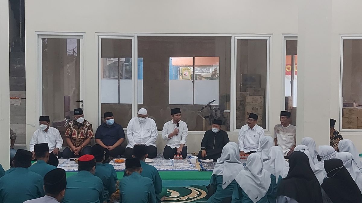 Emil Dardak (tengah) saat menggelar tasyakuran dan doa bersama di Ponpes Al-Jihad Surabaya(Foto: Ni'am Kurniawan/jatimnow.com)