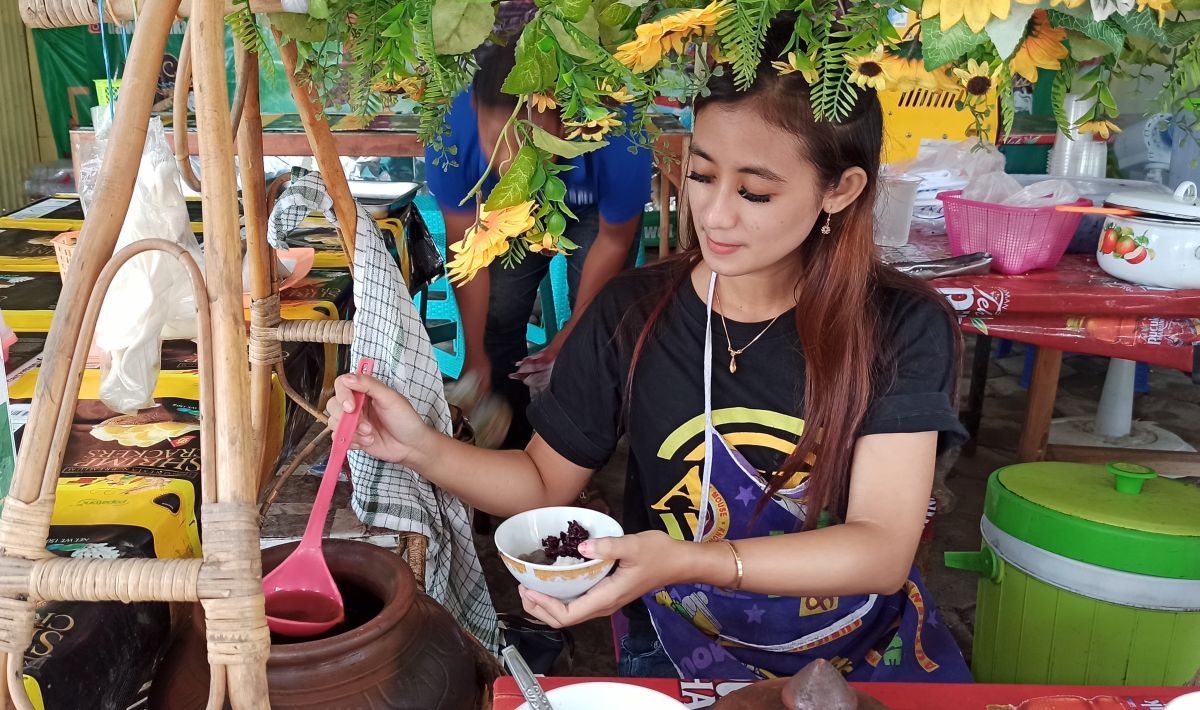 Nayla Ganesha, pemilik es dawet Sri Kandi di Jalan Serayu, Taman, Madiun. (Foto: Mita Kusuma/jatimnow.com)