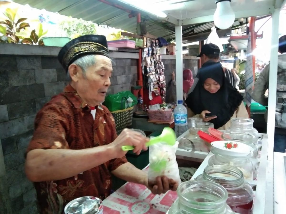 Said saat melayani pesanan para pelanggan. (Foto: Galih Rakasiwi/jatimnow.com)