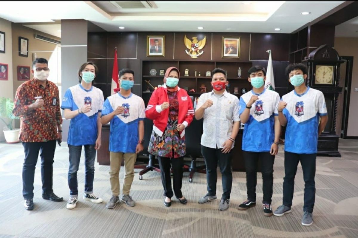 Apresiasi dari Wali Kota Batu, Dewanti Rumpoko kepada para gamers usai menjuarai kompetisi tingkat Asia Tenggara.  (Foto: AVGI Kota Batu/jatimnow.com)