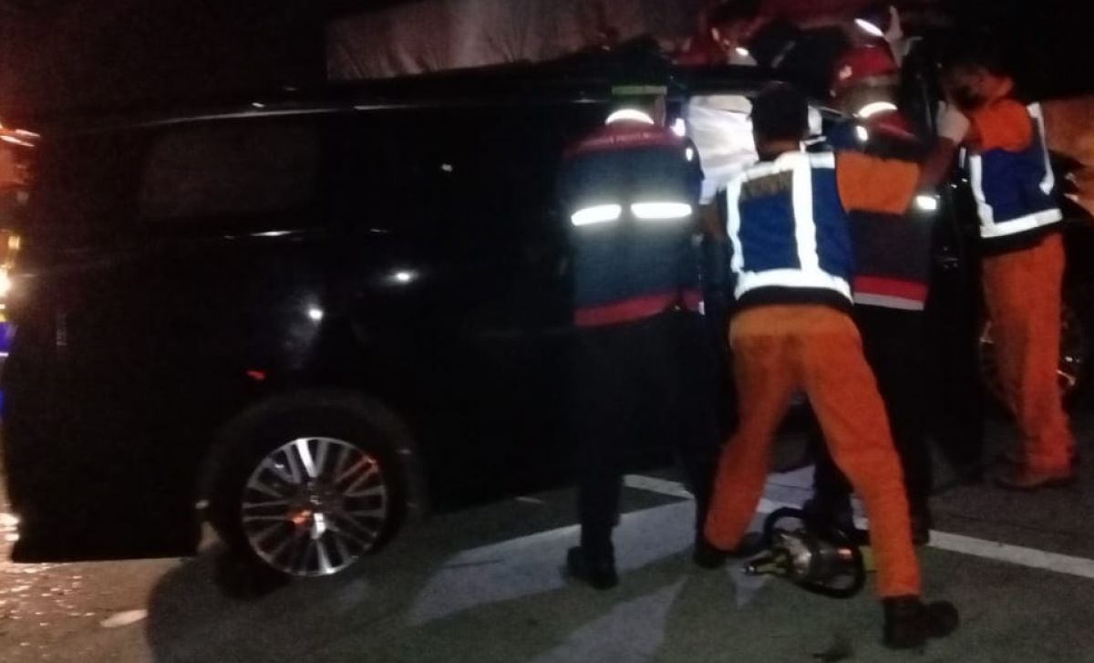 Evakuasi kecelakaan yang menimpa rombongan grup musik Debu. (Foto: Petugas Tol Pasuruan-Probolinggo for jatimnow.com)