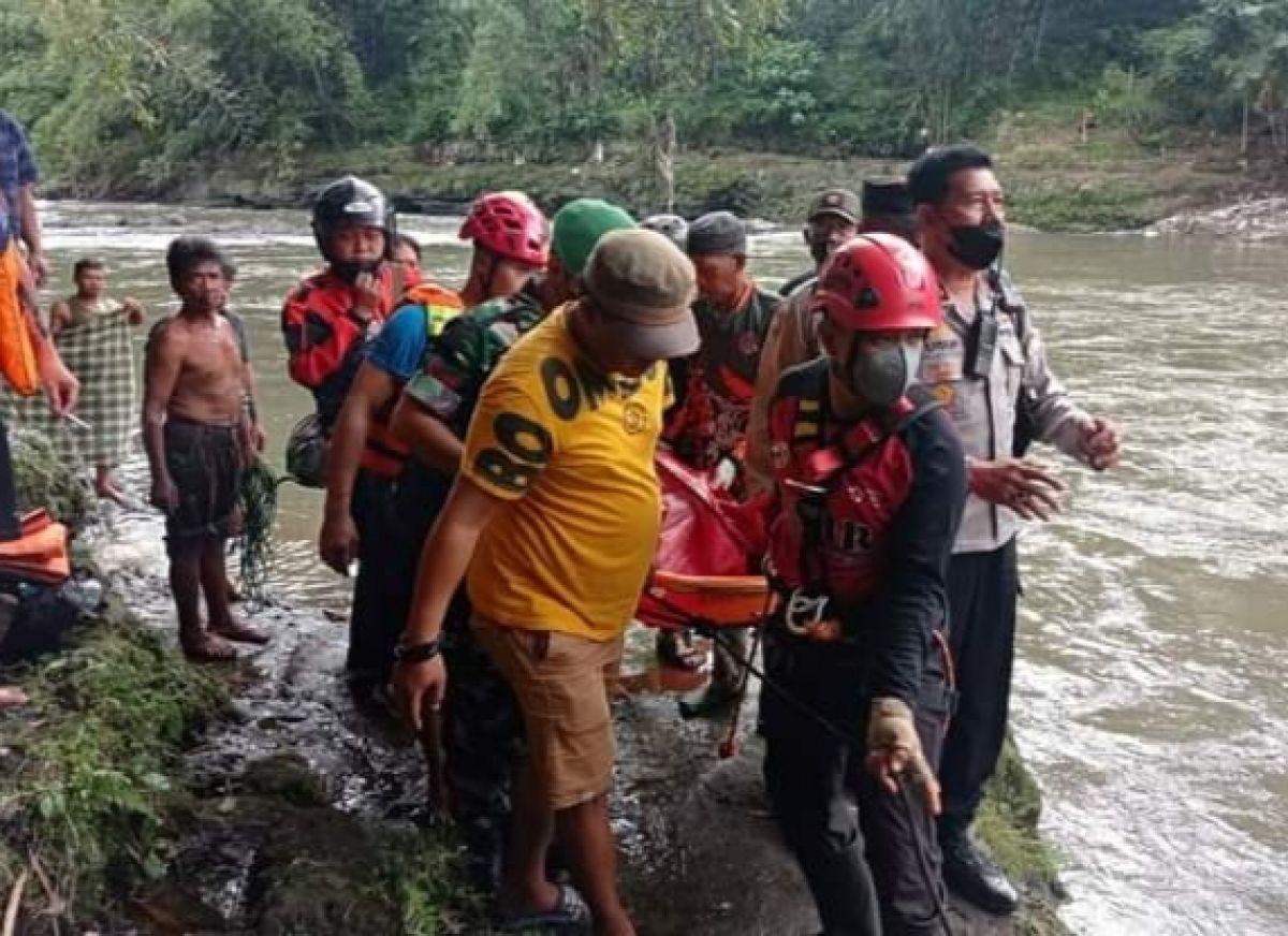 Evakuasi jenazah pria di Sungai Brantas. (Foto: Andik Agus for jatimnow.com)