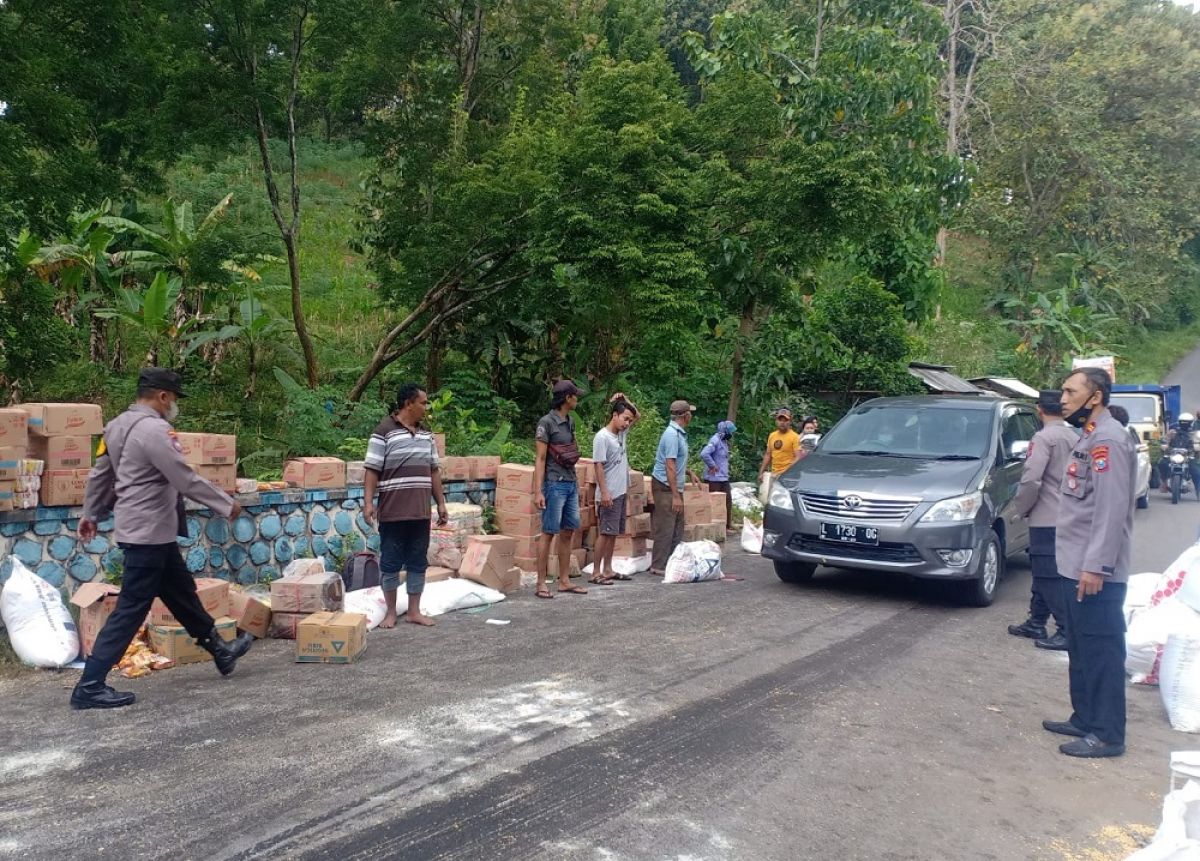 Muatan truk terguling dievakuasi ke tepi jalan. (Foto: Mita Kusuma/jatimnow.com)