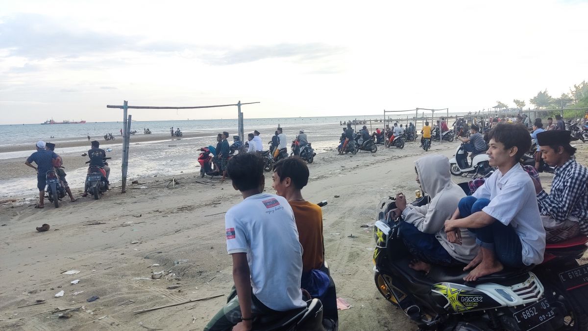 Sejumlah kendaraan roda dua berjajar di pinggir Pantai Camplong, Sampang menunggu waktu berbuka puasa. (Foto: Fathor Rahman/jatimnow.com)