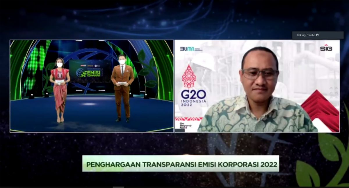 Departemen Production Management SIG, Fajar Aristyanto (layar kanan), menerima Penghargaan Transparansi Emisi Korporasi 2022 yang digelar secara virtual pada Jumat (22/4/2022) - (Foto: SIG)