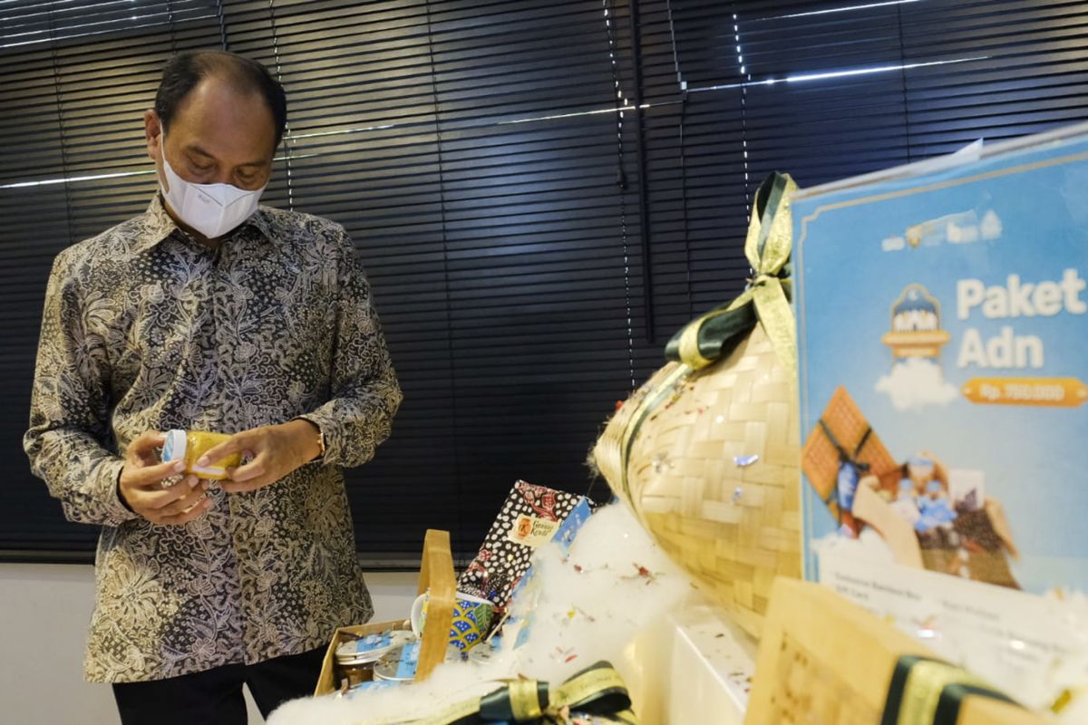 Direktur Utama Semen Gresik, Subhan memeriksa produk UMKM Rembang yang digunakan untuk paket ramadan. (Foto:  Humas PT SIG)