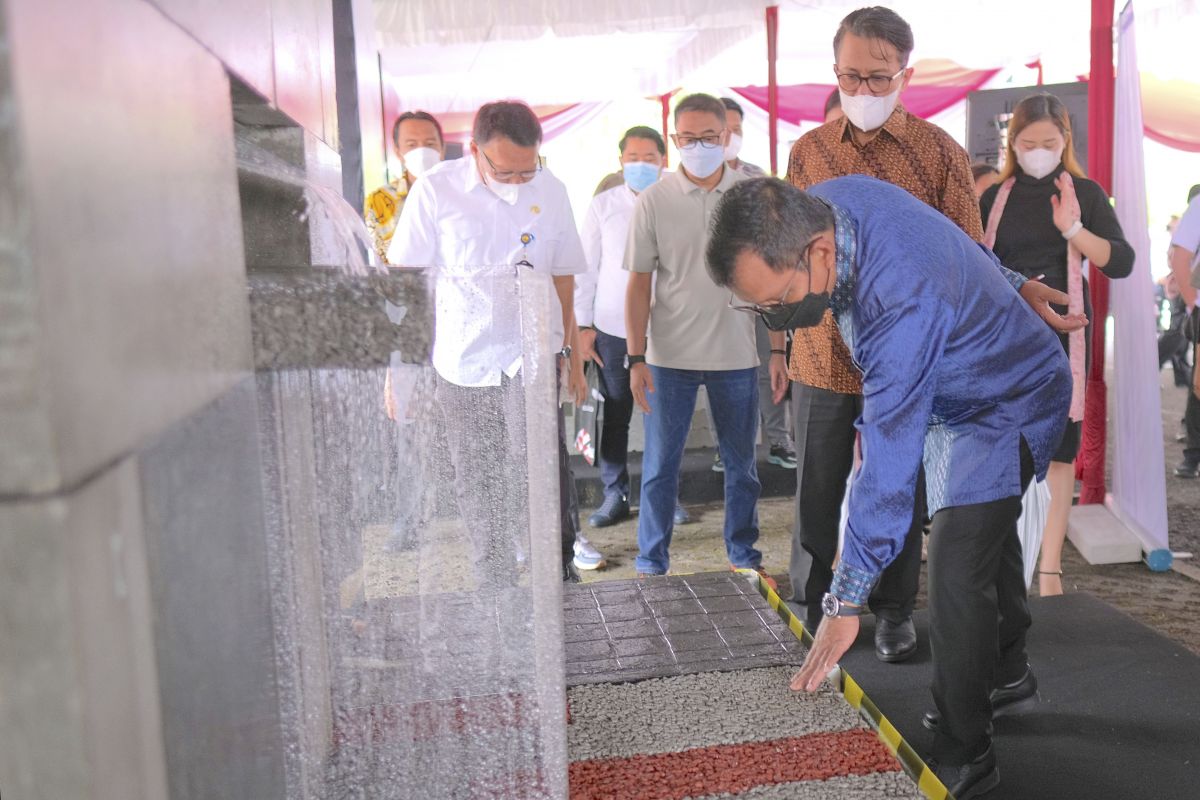 Direktur Utama SIG, Donny Arsal (paling kiri) memperhatikan demo produk ThruCrete (Foto-foto: SIG)