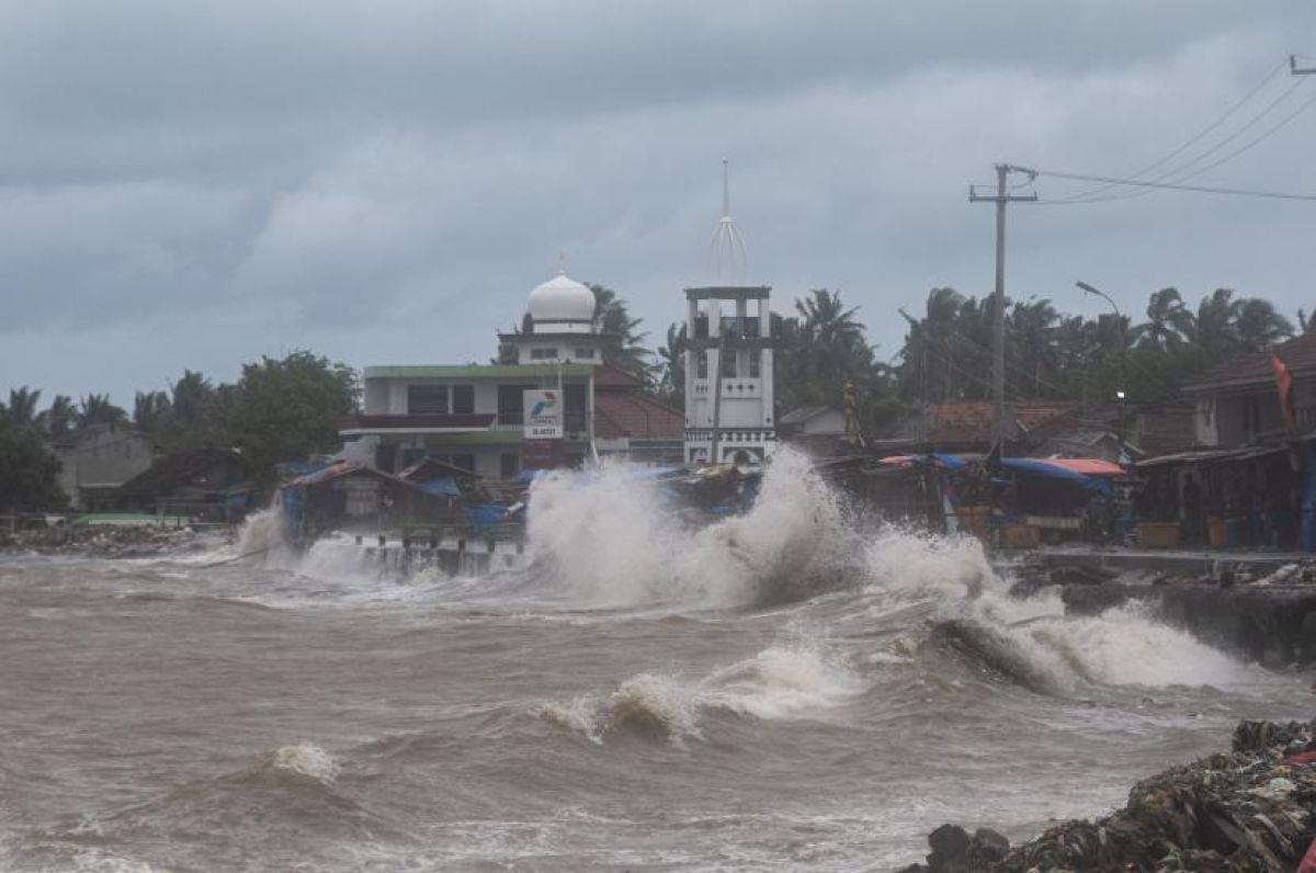 Gelombang tinggi disertai angin kencang menerjang kawasan tersebut di Teluk Labuan, Pandeglang, Banten. BMKG mengimbau masyarakat waspadai tsunami malam hari seiring Anak Krakatau siaga.(Foto: Foto: ANTARA/Muhammad Bagus Khoirunas via Republika)
