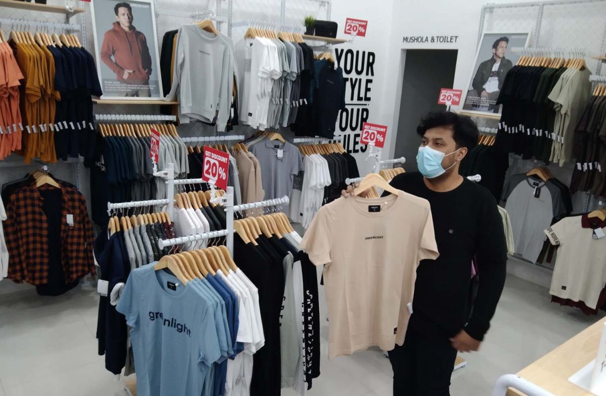 Asisten Head Promotion 3Second Family Andretian Pratama menunjukkan salah satu produknya (Foto-foto: Galih Rakasiwi/jatimnow.com)