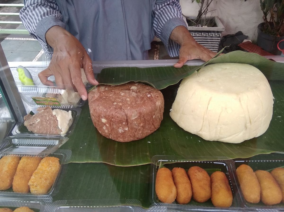 Gethuk, salah satu jajanan tradisional yang dijual di lapak salah satu pedagang di pekan takjil Desa Kepatihan Jombang. (Foto: Elok Aprianto/jatimnow.com)