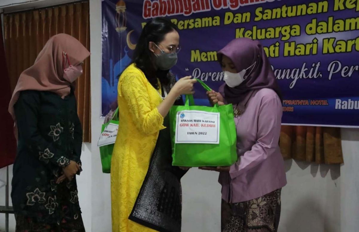 Hari Kartini, GOW Kabupaten Kediri Beri Santunan Pada Perempuan Kepala Keluarga