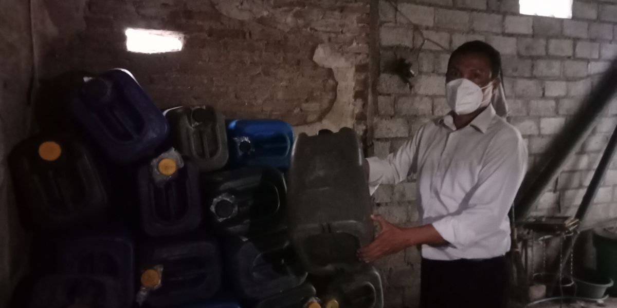 Polisi melakukan pemeriksaan di gudang penyimpanan miras. (Foto: Yanuar Dedy/Jatimnow.com)