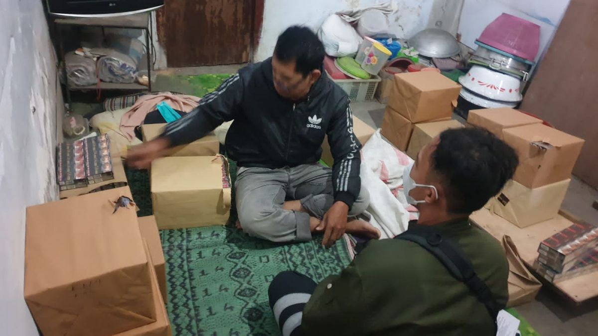 Sales rokok ilegal saat berada di gudang penyimpanan di Tulungagung. (Dok Bea Cukai Blitar/jatimnow.com)