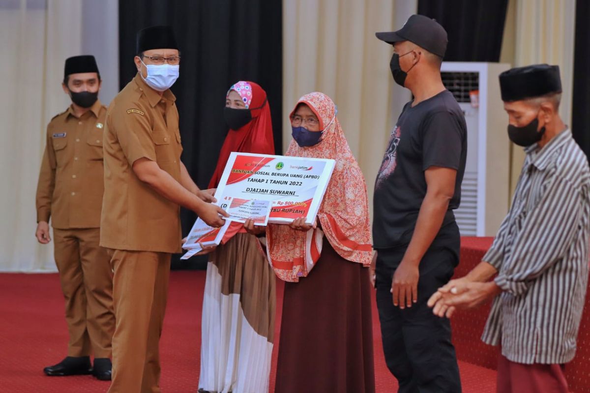 Wali Kota Pasuruan Saifullah Yusuf (Gus Ipul) menyalurkan bansos.(Foto: Humas Pemkot Pasuruan)