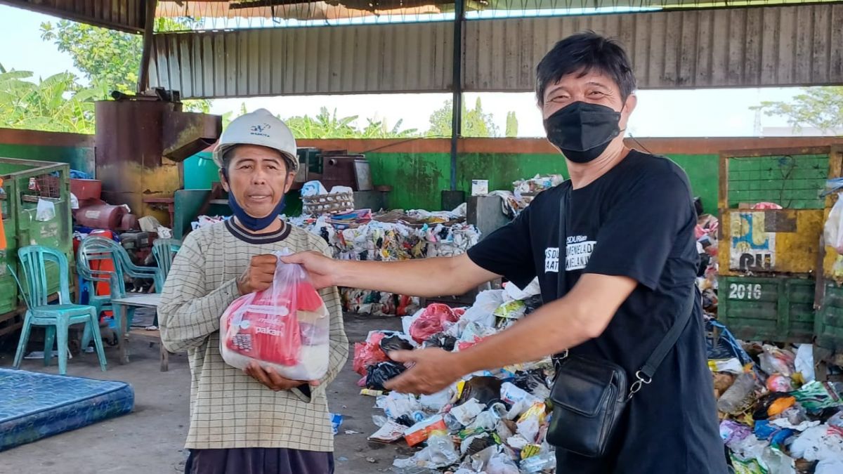 Gusdurian Sidoarjo Bagikan Ratusan Paket Bingkisan Ramadan untuk Pejuang Jalanan