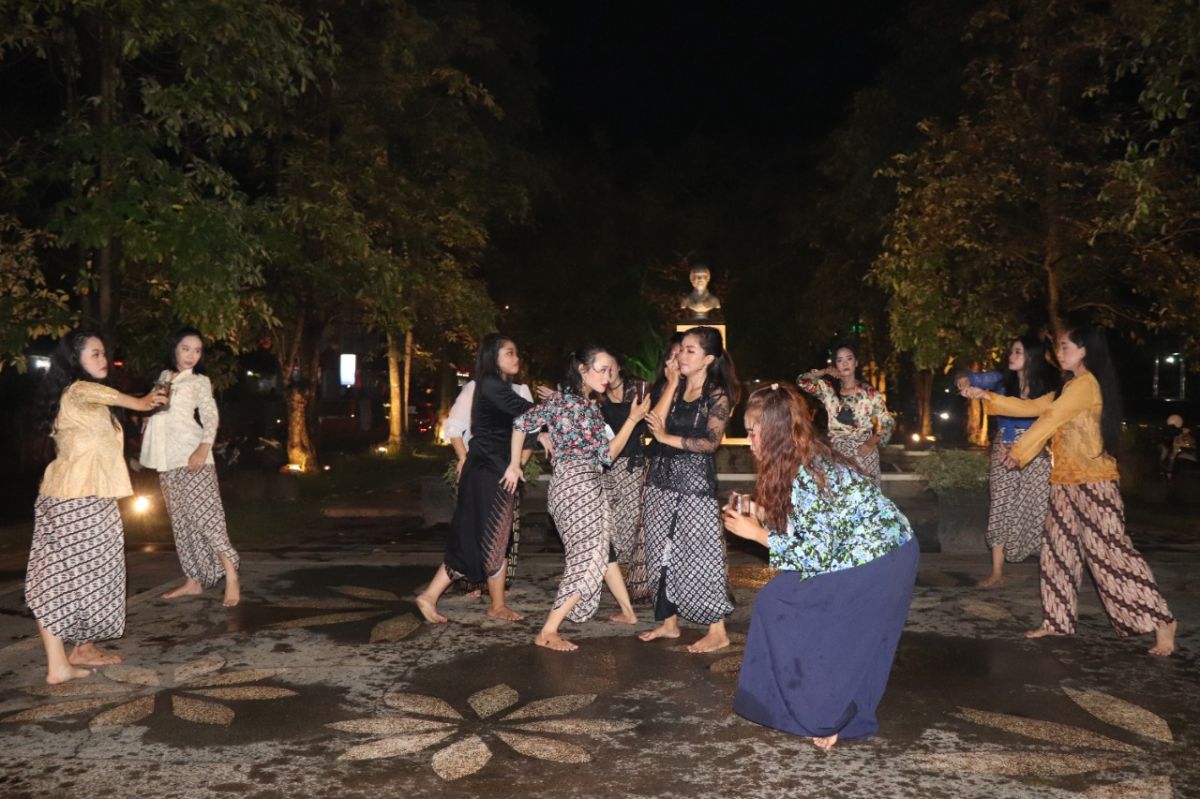 Belasan penari peringatai Hari Tari sedunia di Tulungagung. (Foto:Humas World Dance Day /jatimnow.com)