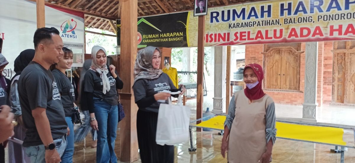Pembagian sembako oleh ibu-ibu muda di Desa Karangpatihan.(Mita Kusuma/jatimnow.com)