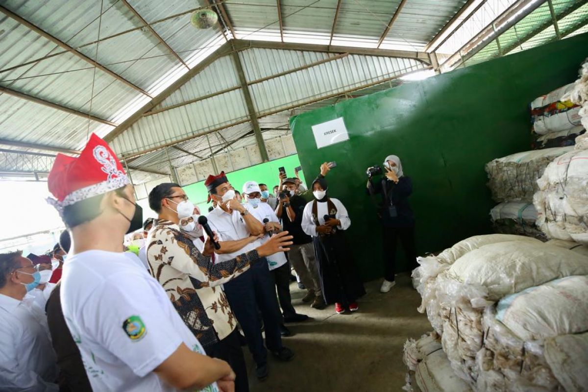 Kunker Menko Marves, Luhut B. Pandjaitan saat di TPS3R Muncar dan melihat sampah plastik yang akan diekspor ke Austria untuk diolah lebih lanjut. (Foto: Humas Pemkab Banyuwangi)