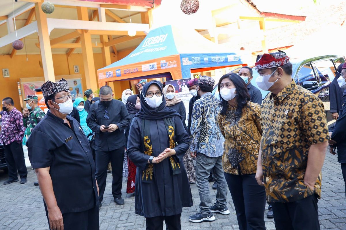 Wakil Menteri Desa, PDTT Budi Arie Setiadi didampingi Bupati Ipuk saat meninjau pelaksanaan program Bunga Desa di Desa Jajag, Kecamatan Gambiran, Kabupaten Banyuwangi beberapa waktu lalu (Foto-foto: Humas Pemkab Banyuwangi)