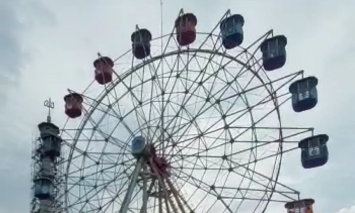 Menunggu Buka Puasa sambil Memandang Lamongan dari Atas Bianglala