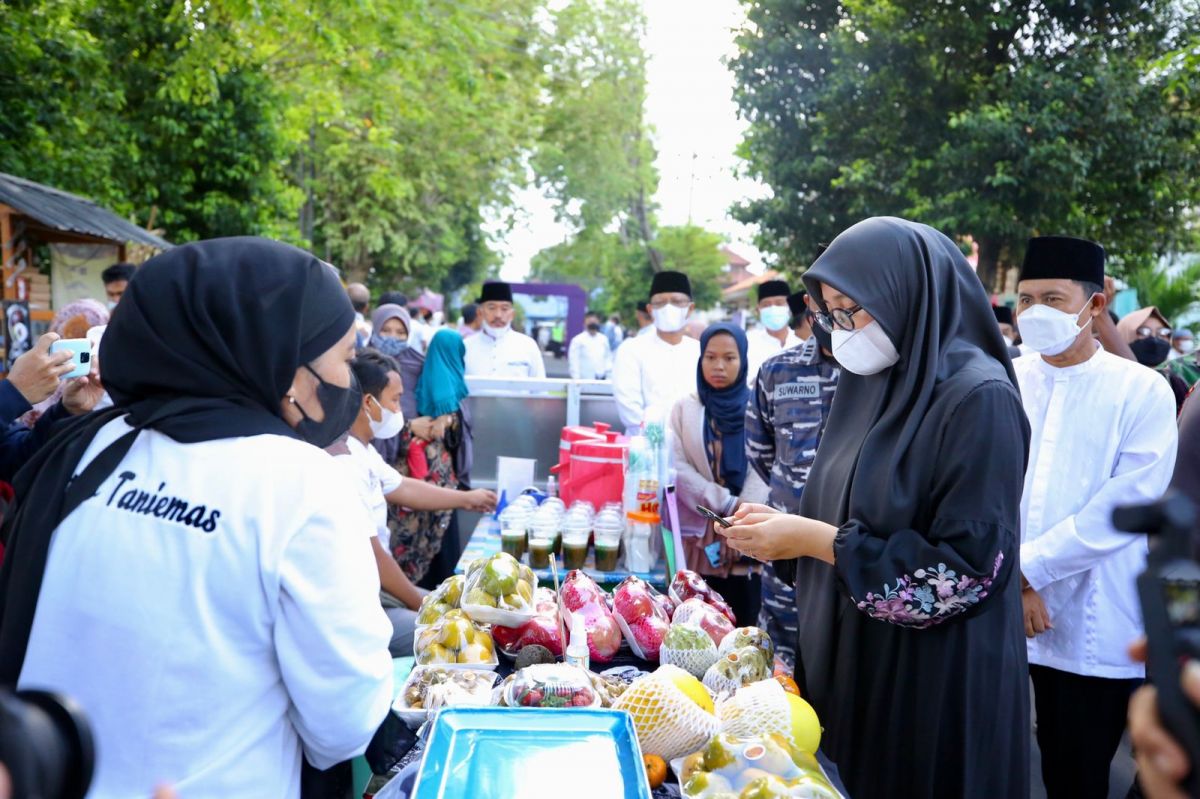 Bupati Ipuk Fiestiandani saat membuka salah satu sentra jajanan takjil di Street Food Festival, Jalan Brigjen Katamso, Kecamatan Banyuwangi (Foto: Humas Pemkab Banyuwangi)